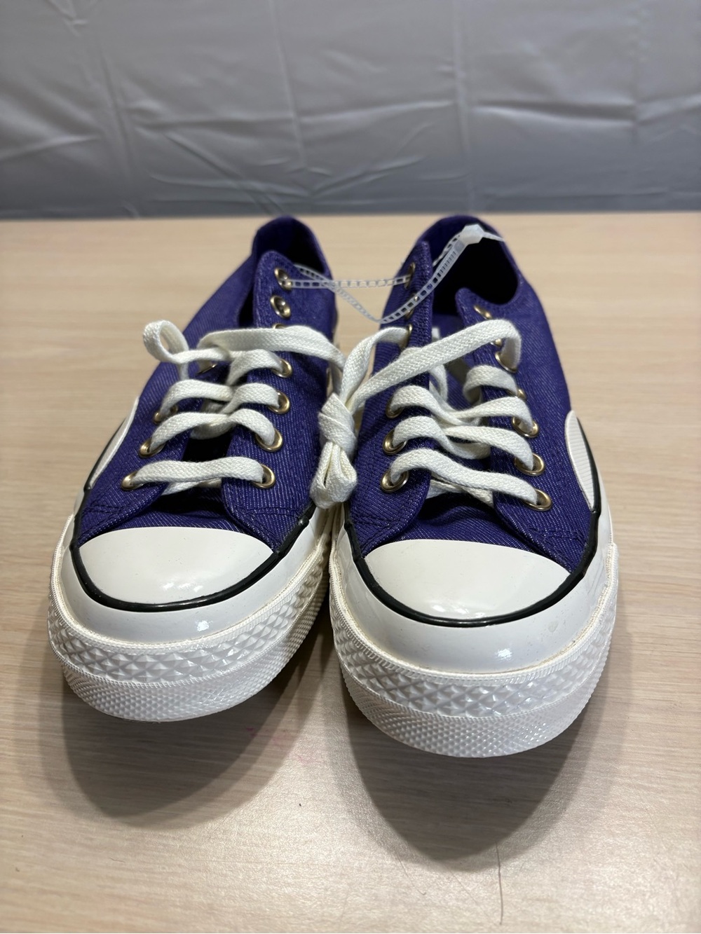 Unisex M8.5/W10.5 Converse Chuck Taylors Low-Top Canvas Athletic Sneakers NWOBT